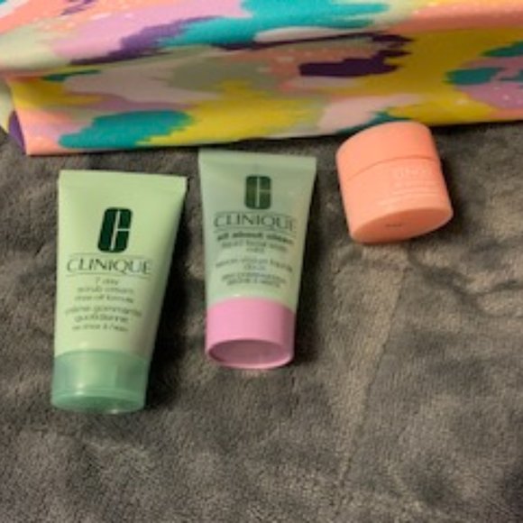 3 Clinique samples,  keychain and a cosmetic bag - Picture 2 of 5